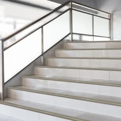 Floordirekt Seuil d'escalier Safety Forme F Aluminium anodisé Bronze clair S 90 cm- Profilé De Rénovation De Marche
