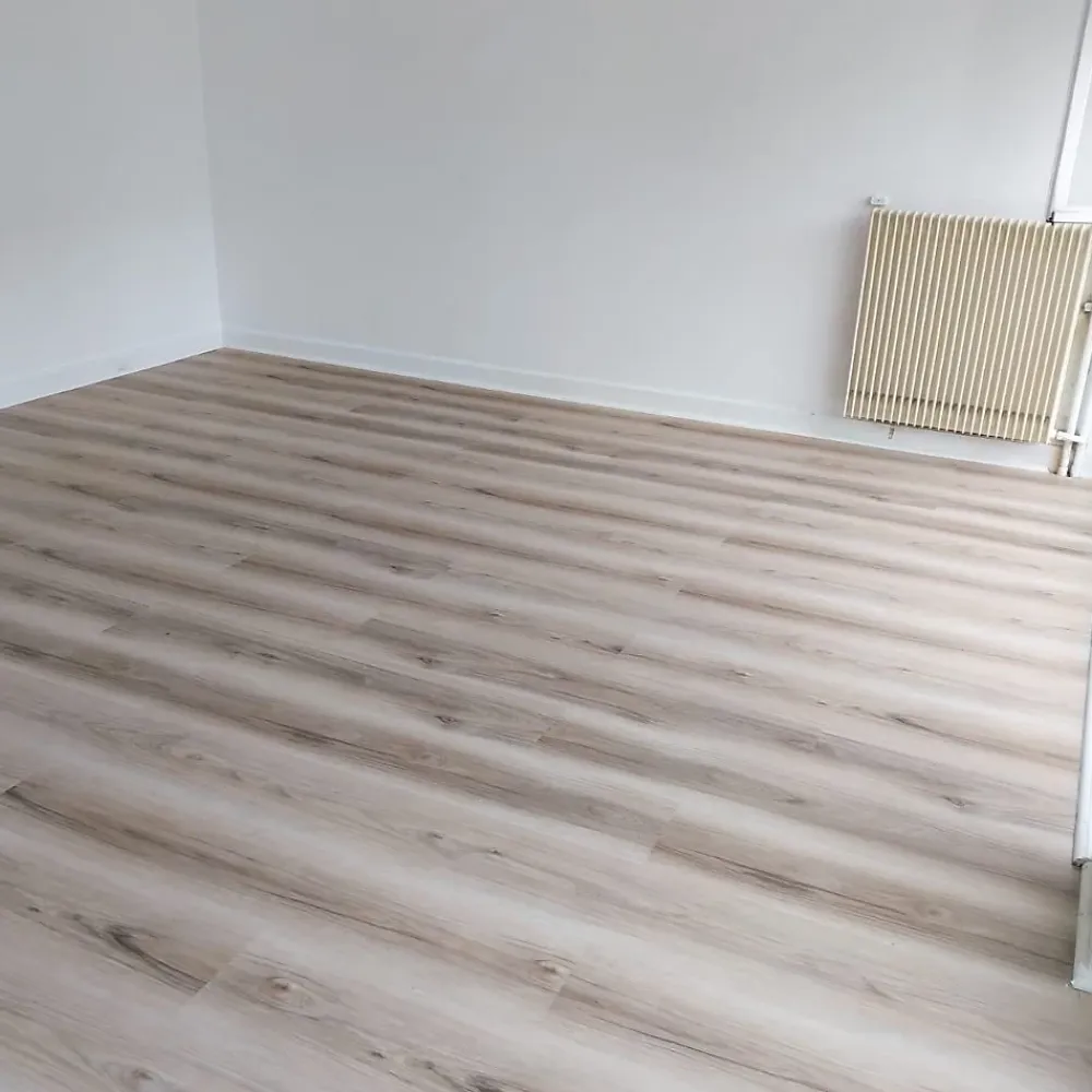 Rentside Sol PVC clipsable avec sous couche intégrée- GARANTIE 20 ans - Clair nuance - Dimensions L 122 cm x l 23 cm - Epaisseur 5,5 mm- Dalle Et Lame Pvc