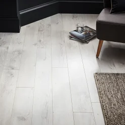 GoodHome Sol stratifié à clipser effet chêne blanchi AC4 L.138 x l.24.4 cm x 8 mm, Bilston- Sol Stratifié