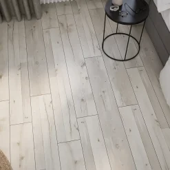GoodHome Sol Stratifié<Sol stratifié clipsable Bexhill chêne blanc passage élévé AC4 ép.8 mm