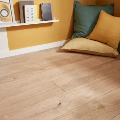 GoodHome Sol stratifié effet chêne passage élevé AC4 L.128,6 cm x l.19,4 cm x ép.8 mm, Gladstone- Sol Stratifié