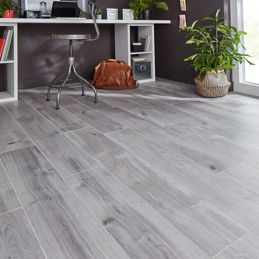 GoodHome Sol Stratifié<Sol stratifié Gladstone , passage élevé AC4, effet chêne grisé, L.128,6 cm x l.19,4 cm x ép.8 mm