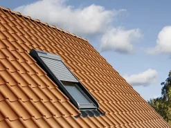 Velux Volet roulant rigide pour fenêtre de toit, gris anthracite, à énergie solaire, l.55 x H.78 cm, SSL CK02 0000S- Volet Roulant De Fenêtre De Toit|Volet Roulant De Fenêtre De Toit