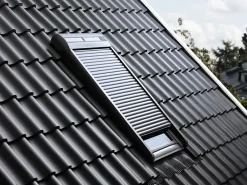 Velux Volet Roulant De Fenêtre De Toit|Volet Roulant De Fenêtre De Toit<Volet roulant rigide pour fenêtre de toit, gris anthracite, à énergie solaire, l.55 x H.98 cm, SSL CK04 0000S