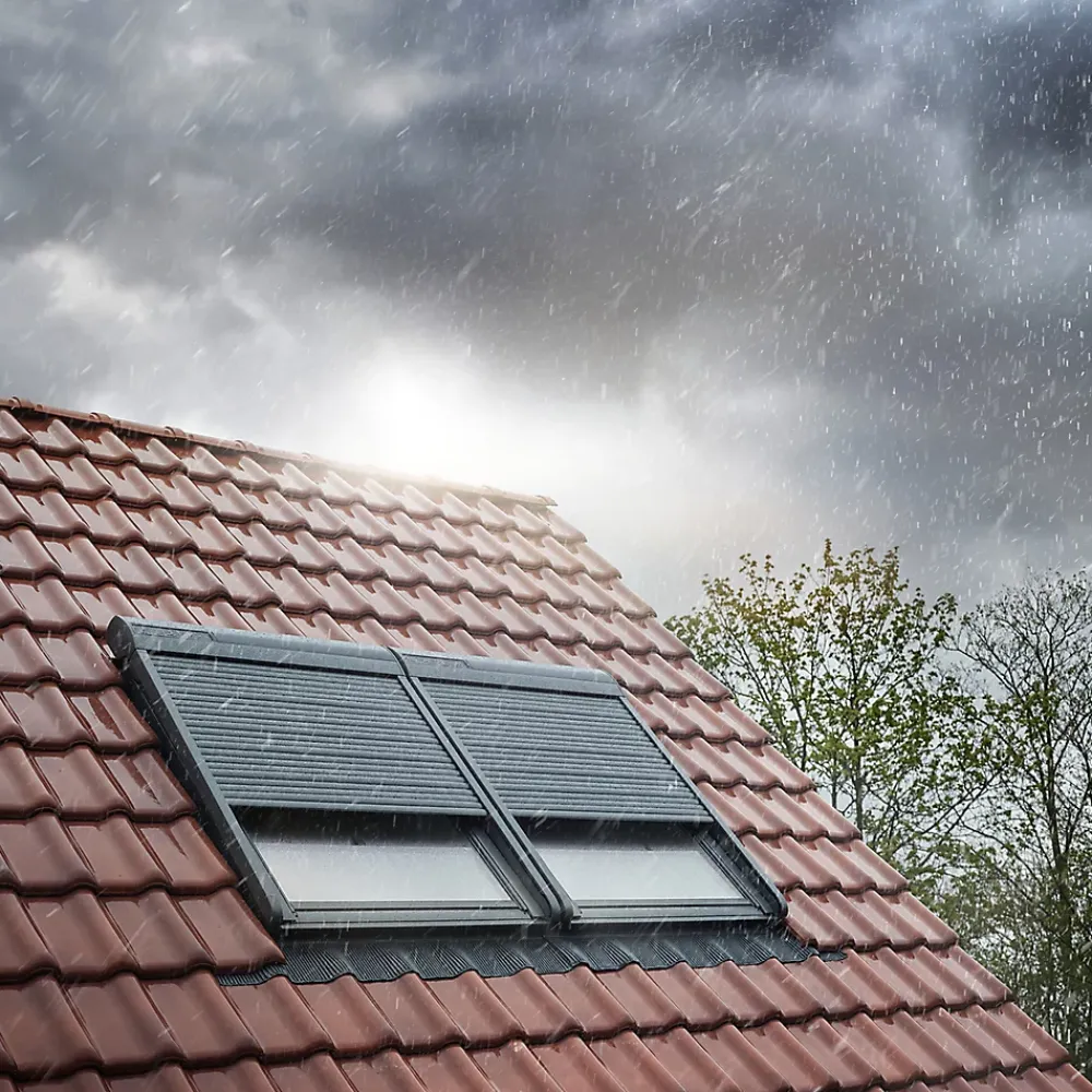 Velux Volet roulant rigide pour fenêtre de toit, gris anthracite, à énergie solaire, l.78 x H.140 cm, SSL MK08 0000S- Volet Roulant De Fenêtre De Toit|Volet Roulant De Fenêtre De Toit